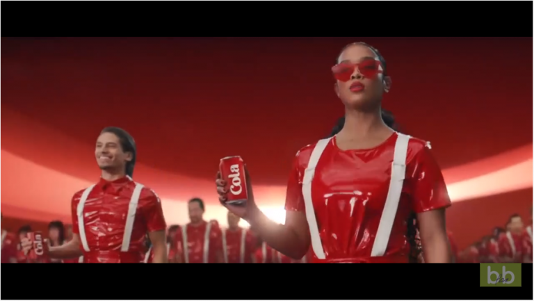 Pepsi repeint les Coca en noir pour sa publicité du Super Bowl