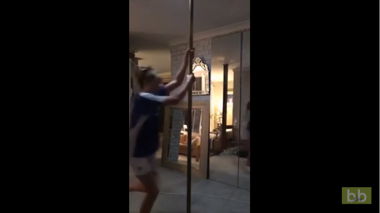 Pole dance elle détruit son salon !