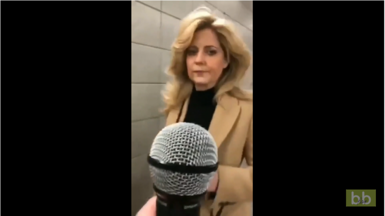 Quand une femme dans les couloirs du métro chante de façon incroyable !