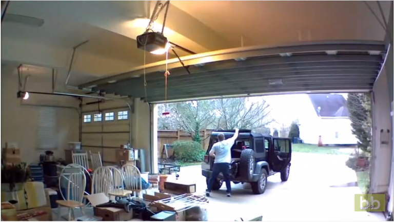 Sa porte de garage bug au pire moment en pleine tempête