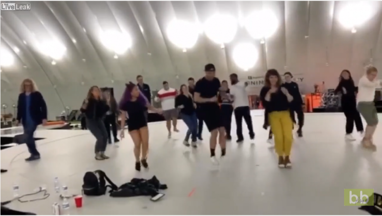 Shakira vous montre comment faire sa danse du Super Bowl !