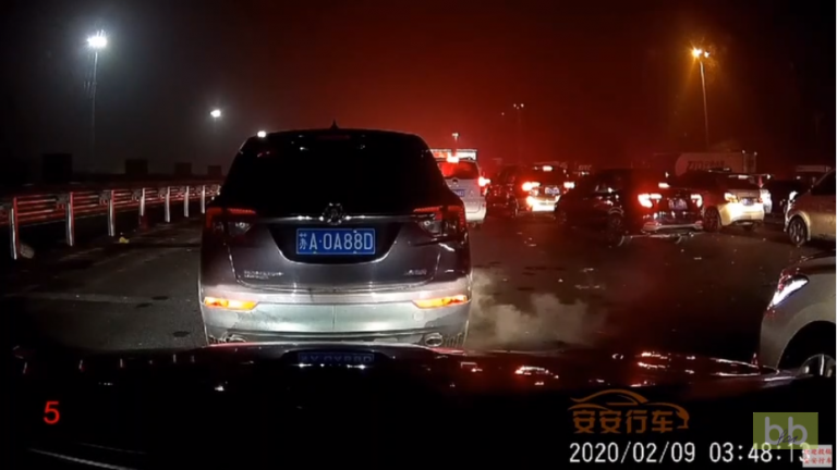 Un automobiliste n’aime pas du tout qu’un autre conducteur lui vole sa place dans les bouchons