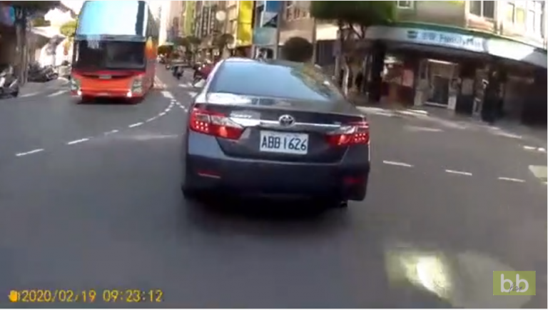 Un cycliste a beaucoup de chance lors d’un accident improbable en centre-ville
