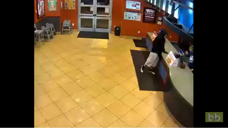 Un homme braque un restaurant alors que deux policiers se trouvent à l’intérieur