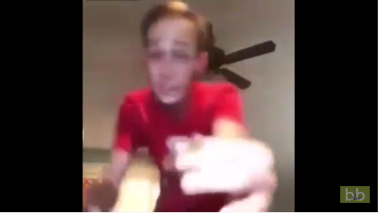 Un jeune fait le gangster en mousse avec son pistolet devant la caméra et finit par tirer une balle