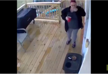 Un mari se dépêche pour venir aider sa femme qui vient de tomber dans les escaliers