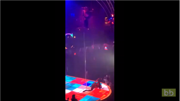 Une danseuse tombe de sa barre de pole dance mais reste très professionnelle