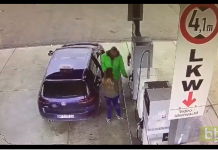 Une femme fait n’importe quoi à la pompe à essence