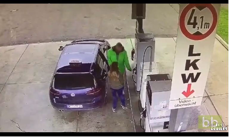 Une femme fait n’importe quoi à la pompe à essence
