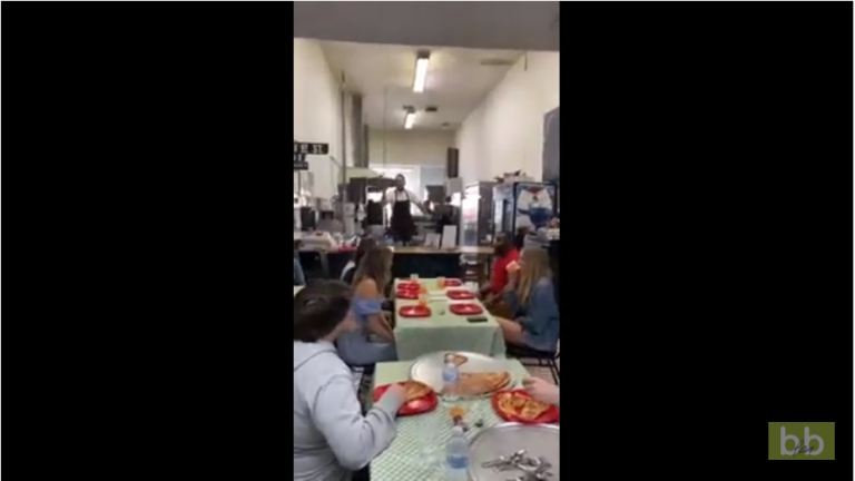 Voilà comment on sert une pizza façon superman