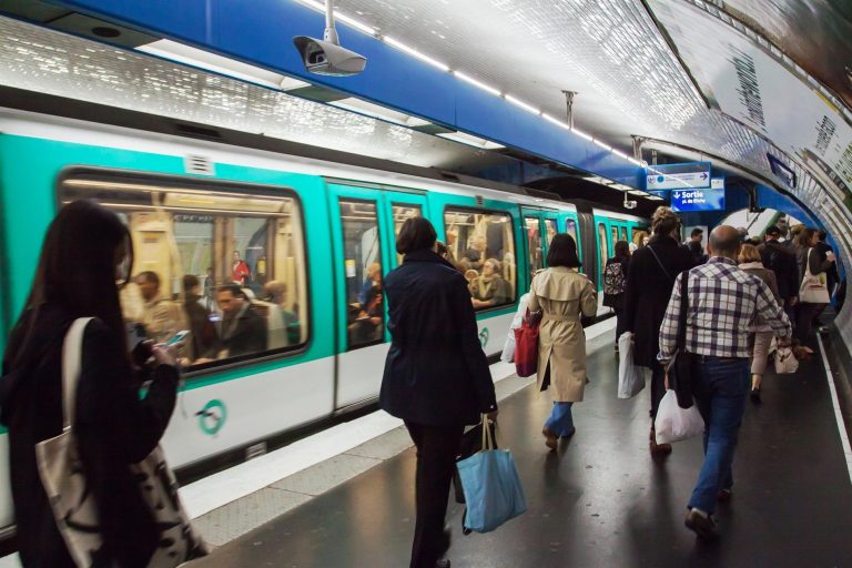 Une femme explose de colère face à un homme qui se touchait en la regardant dans le métro