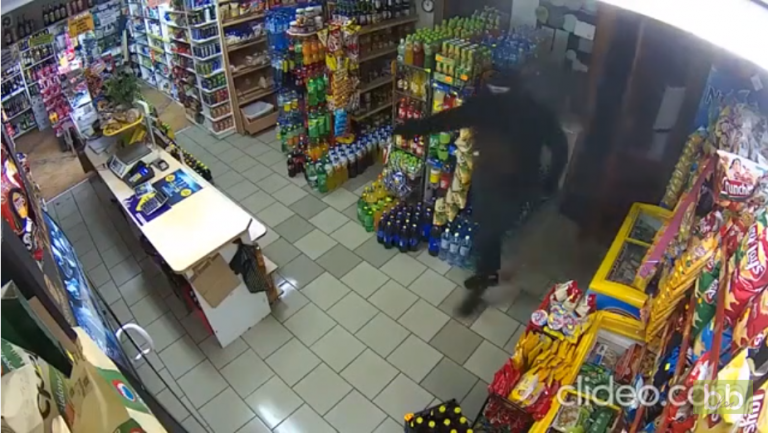 Elle fait fuir un braqueur avec une serpillière…