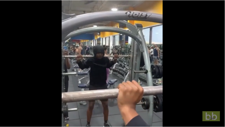 Il met un peu trop lourd sur la barre de squat et se rend compte de son erreur