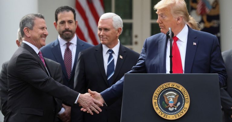 Trump montre comment propager le Coronavirus !!