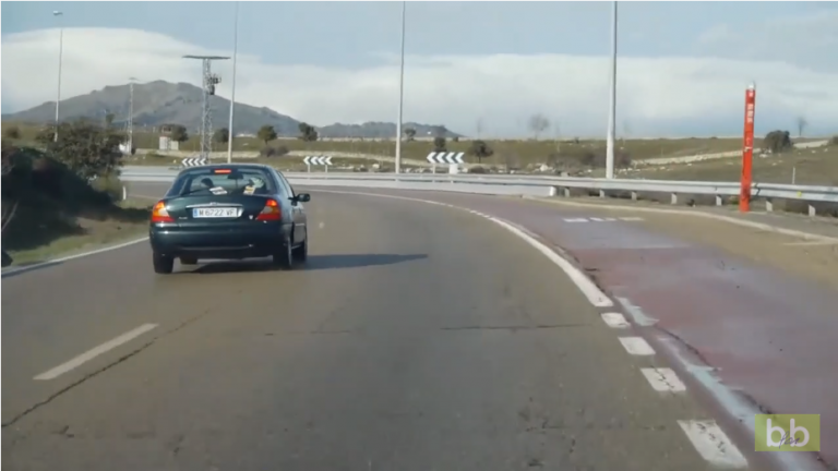 Un automobiliste va trop vite dans un virage et finit en tonneaux