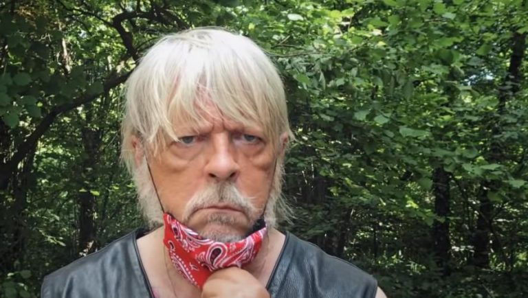 Renaud sort une chanson sur le coronavirus et devient la risée du web !