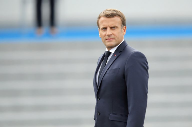 Emmanuel Macron interpellé par un groupe de « gilets jaunes » pendant sa promenade