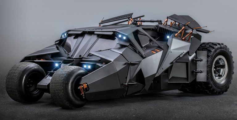 Réplique 1/6ème de la Batmobile par Hot Toy