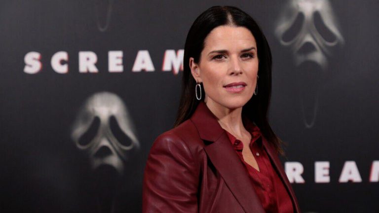 La star de SCREAM, Neve Campbell, se retire du prochain film…