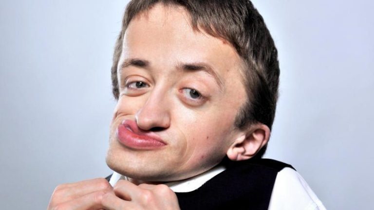 Guillaume Bats : Hommage à un humoriste talentueux disparu tragiquement