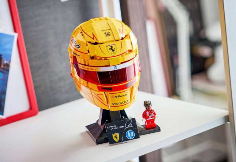 Réplique du Casque F1 de Lewis Hamilton : Scuderia Ferrari HP – LEGO éditions